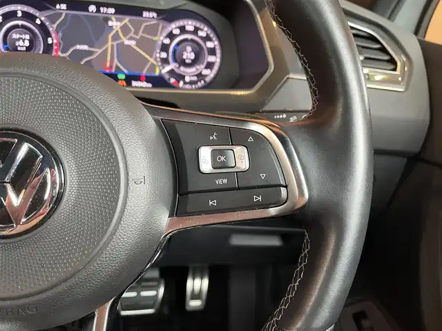 フォルクスワーゲン ティグアン TDI 4モーション Rライン ブラックスタイル 愛知県 2018(平30)年 3.4万km オリックスホワイトマザーオブパールエフェクト 純正ナビ/　CD/DVD/USB/SD/BT/AppleCarPlay/フルセグTV/360°カメラ/デジタルメータークラスター/ジェスチャーコントロール/アダプティブシャシーコントロール/アダプティブクルーズコントロール/レーンキープアシスト/ブラインドスポットモニター/パドルシフト/レザーシート/パワーシート/全席シートヒーター/LEDヘッドライト/ダイナミックライトアシスト/ハンズフリーパワーテールゲート/保証書/取扱説明書/スペアキー