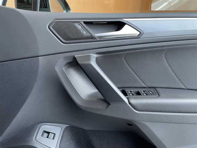 フォルクスワーゲン ティグアン TDI 4モーション Rライン ブラックスタイル 愛知県 2018(平30)年 3.4万km オリックスホワイトマザーオブパールエフェクト 純正ナビ/　CD/DVD/USB/SD/BT/AppleCarPlay/フルセグTV/360°カメラ/デジタルメータークラスター/ジェスチャーコントロール/アダプティブシャシーコントロール/アダプティブクルーズコントロール/レーンキープアシスト/ブラインドスポットモニター/パドルシフト/レザーシート/パワーシート/全席シートヒーター/LEDヘッドライト/ダイナミックライトアシスト/ハンズフリーパワーテールゲート/保証書/取扱説明書/スペアキー