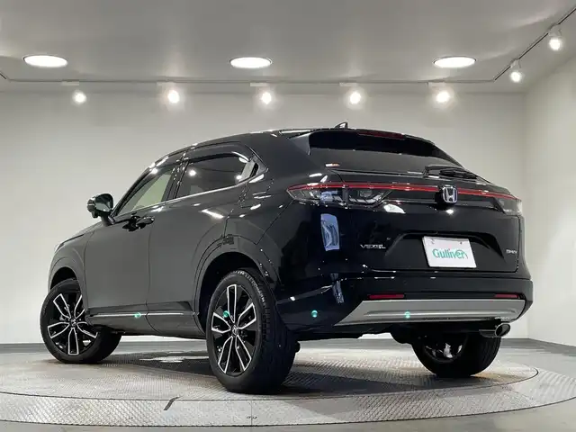 ホンダ ヴェゼル ハイブリッド e:HEV Z 愛知県 2024(令6)年 1.3万km クリスタルブラックパール 純正９インチホンダコネクトディスプレーナビ　/（AM/FM/フルセグTV/Bluetooth/CarPlay/USB)/ワイヤレス充電　/ホンダセンシング　/　　-衝突軽減ブレーキ（CMBS）/　　-レーダークルーズコントロール　/　　-誤発進抑制機能/　　-路外逸脱抑制機能　/　　-車線維持支援システム/　　-先行車発進お知らせ機能/　　-標識認識機能/　　-オートハイビーム/ブラインドスポットインフォメーション/後退出庫サポート/シートヒーター　/ステアリングヒーター/ビルトインＥＴＣ２．０　/純正前後ドライブレコーダー　/バックカメラ　/電動バックドア　/パドルシフト/ハーフレザーシート/純正フロアマット