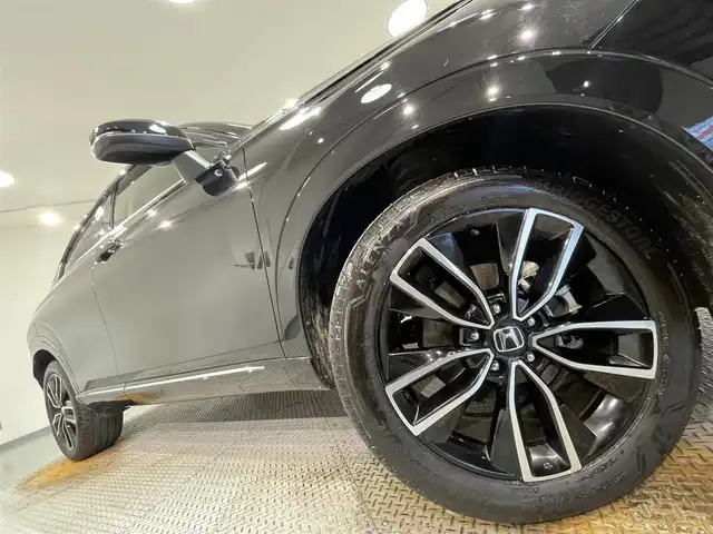 ホンダ ヴェゼル ハイブリッド e:HEV Z 愛知県 2024(令6)年 1.3万km クリスタルブラックパール 純正９インチホンダコネクトディスプレーナビ　/（AM/FM/フルセグTV/Bluetooth/CarPlay/USB)/ワイヤレス充電　/ホンダセンシング　/　　-衝突軽減ブレーキ（CMBS）/　　-レーダークルーズコントロール　/　　-誤発進抑制機能/　　-路外逸脱抑制機能　/　　-車線維持支援システム/　　-先行車発進お知らせ機能/　　-標識認識機能/　　-オートハイビーム/ブラインドスポットインフォメーション/後退出庫サポート/シートヒーター　/ステアリングヒーター/ビルトインＥＴＣ２．０　/純正前後ドライブレコーダー　/バックカメラ　/電動バックドア　/パドルシフト/ハーフレザーシート/純正フロアマット