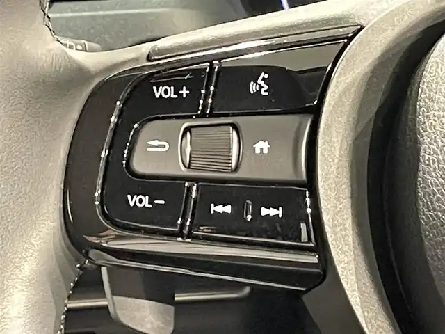 ホンダ ヴェゼル ハイブリッド e:HEV Z 愛知県 2024(令6)年 1.3万km クリスタルブラックパール 純正９インチホンダコネクトディスプレーナビ　/（AM/FM/フルセグTV/Bluetooth/CarPlay/USB)/ワイヤレス充電　/ホンダセンシング　/　　-衝突軽減ブレーキ（CMBS）/　　-レーダークルーズコントロール　/　　-誤発進抑制機能/　　-路外逸脱抑制機能　/　　-車線維持支援システム/　　-先行車発進お知らせ機能/　　-標識認識機能/　　-オートハイビーム/ブラインドスポットインフォメーション/後退出庫サポート/シートヒーター　/ステアリングヒーター/ビルトインＥＴＣ２．０　/純正前後ドライブレコーダー　/バックカメラ　/電動バックドア　/パドルシフト/ハーフレザーシート/純正フロアマット