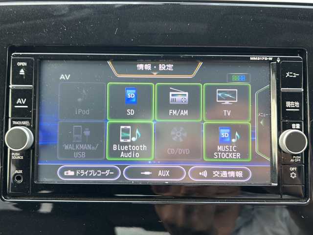 日産 セレナ ハイウェイスター Vセレクション 沖縄県 2017(平29)年 6.6万km ブリリアントホワイトパール 県外仕入　/禁煙車　　/純正７型ナビ　ＡＭ／ＦＭ／ＣＤ／ＤＶＤ／ＢＴ　/両側パワスラ　/バックモニター　/後席モニター　/フルセグＴＶ　/衝突軽減　/クルコン　/ドラレコ　/純正１６ＡＷ　/純正フロアマット/オートライト