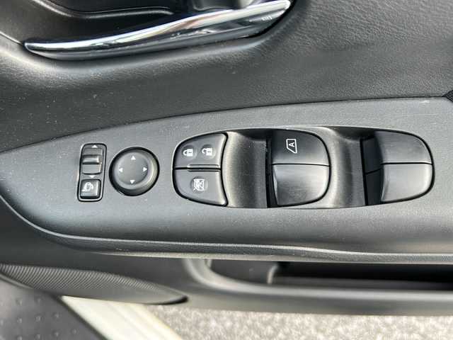 日産 セレナ ハイウェイスター Vセレクション 沖縄県 2017(平29)年 6.6万km ブリリアントホワイトパール 県外仕入　/禁煙車　　/純正７型ナビ　ＡＭ／ＦＭ／ＣＤ／ＤＶＤ／ＢＴ　/両側パワスラ　/バックモニター　/後席モニター　/フルセグＴＶ　/衝突軽減　/クルコン　/ドラレコ　/純正１６ＡＷ　/純正フロアマット/オートライト