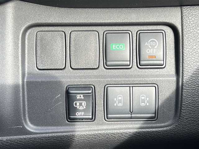 日産 セレナ ハイウェイスター Vセレクション 沖縄県 2017(平29)年 6.6万km ブリリアントホワイトパール 県外仕入　/禁煙車　　/純正７型ナビ　ＡＭ／ＦＭ／ＣＤ／ＤＶＤ／ＢＴ　/両側パワスラ　/バックモニター　/後席モニター　/フルセグＴＶ　/衝突軽減　/クルコン　/ドラレコ　/純正１６ＡＷ　/純正フロアマット/オートライト