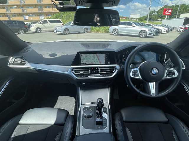 ＢＭＷ ３２０ｉ Mスポーツ 福岡県 2020(令2)年 1.4万km アルピンホワイトⅢ ワンオーナー/アダプティブクルーズコントロール/純正ナビ/バックカメラ/Applecarplay/androidauto/Bluetooth/社外地デジ　/ハーフレザーシート/前席シートヒーター/LEDヘッドライト/オートハイビーム/ステアリングスイッチ/パドルシフト/前後ドライブレコーダー/純正18インチアルミホイール/ミラー一体型ETC
