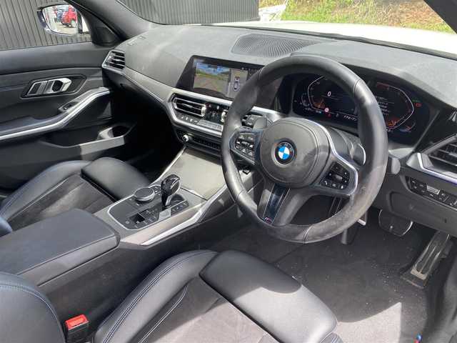 ＢＭＷ ３２０ｉ Mスポーツ 福岡県 2020(令2)年 1.4万km アルピンホワイトⅢ ワンオーナー/アダプティブクルーズコントロール/純正ナビ/バックカメラ/Applecarplay/androidauto/Bluetooth/社外地デジ　/ハーフレザーシート/前席シートヒーター/LEDヘッドライト/オートハイビーム/ステアリングスイッチ/パドルシフト/前後ドライブレコーダー/純正18インチアルミホイール/ミラー一体型ETC