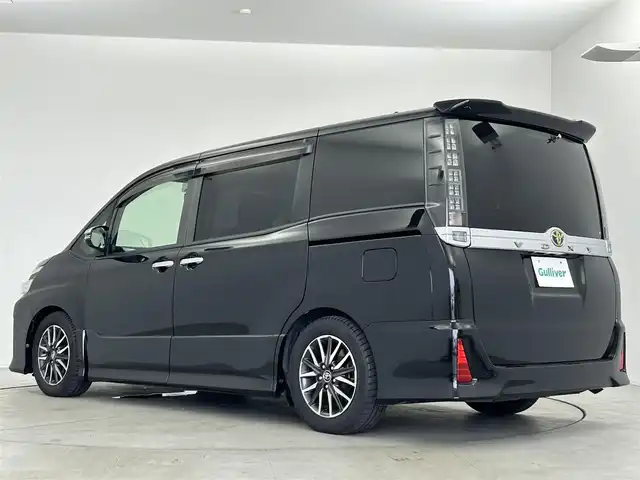 トヨタ ヴォクシー ZS 煌 愛知県 2015(平27)年 6万km ブラック トヨタセーフティセンス/　　・プリクラッシュセーフティ/　　・レーンディバーチャーアラート/　　・オートマチックハイビーム/純正9インチナビ/　　CD/DVD/BT/フルセグ/バックカメラ/ビルトインETC/後席フリップダウンモニター/キャプテンシート/両側パワースライドドア/ローダウン/純正LEDヘッドライト/フォグランプ/純正16インチアルミホイール