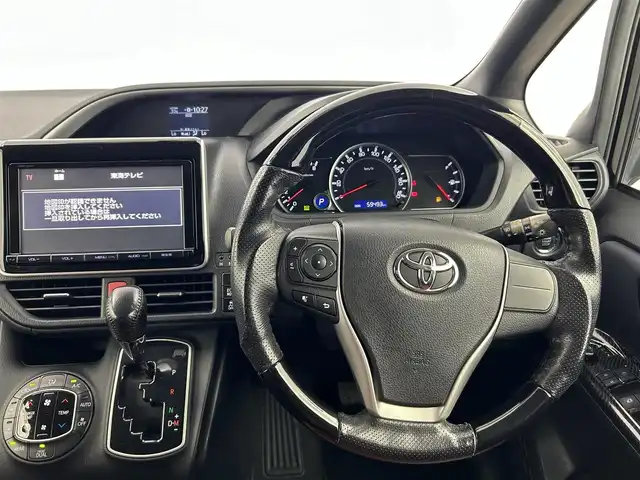 トヨタ ヴォクシー ZS 煌 愛知県 2015(平27)年 6万km ブラック トヨタセーフティセンス/　　・プリクラッシュセーフティ/　　・レーンディバーチャーアラート/　　・オートマチックハイビーム/純正9インチナビ/　　CD/DVD/BT/フルセグ/バックカメラ/ビルトインETC/後席フリップダウンモニター/キャプテンシート/両側パワースライドドア/ローダウン/純正LEDヘッドライト/フォグランプ/純正16インチアルミホイール
