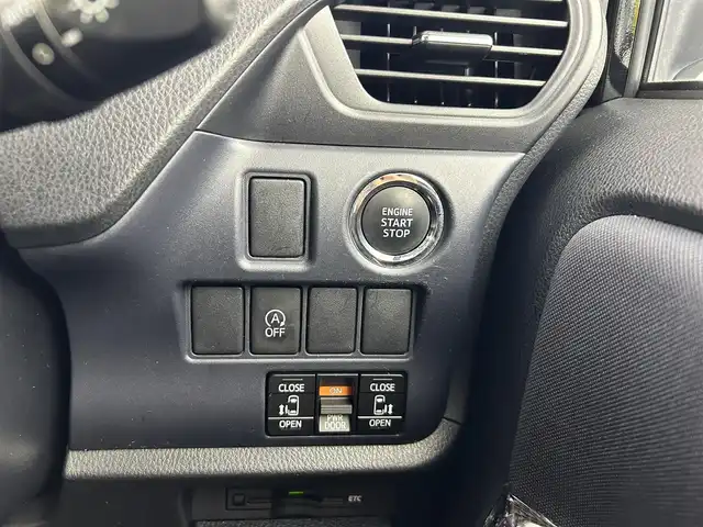 トヨタ ヴォクシー ZS 煌 愛知県 2015(平27)年 6万km ブラック トヨタセーフティセンス/　　・プリクラッシュセーフティ/　　・レーンディバーチャーアラート/　　・オートマチックハイビーム/純正9インチナビ/　　CD/DVD/BT/フルセグ/バックカメラ/ビルトインETC/後席フリップダウンモニター/キャプテンシート/両側パワースライドドア/ローダウン/純正LEDヘッドライト/フォグランプ/純正16インチアルミホイール
