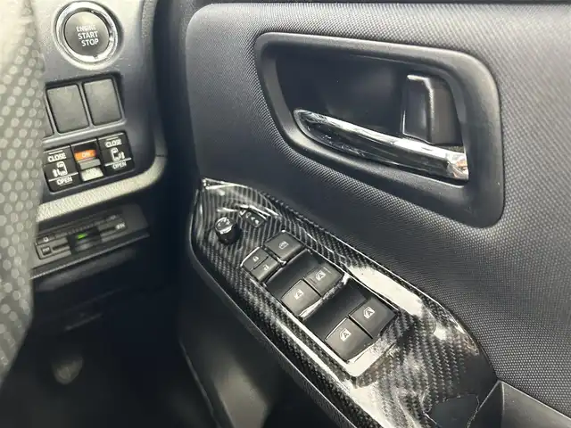 トヨタ ヴォクシー ZS 煌 愛知県 2015(平27)年 6万km ブラック トヨタセーフティセンス/　　・プリクラッシュセーフティ/　　・レーンディバーチャーアラート/　　・オートマチックハイビーム/純正9インチナビ/　　CD/DVD/BT/フルセグ/バックカメラ/ビルトインETC/後席フリップダウンモニター/キャプテンシート/両側パワースライドドア/ローダウン/純正LEDヘッドライト/フォグランプ/純正16インチアルミホイール