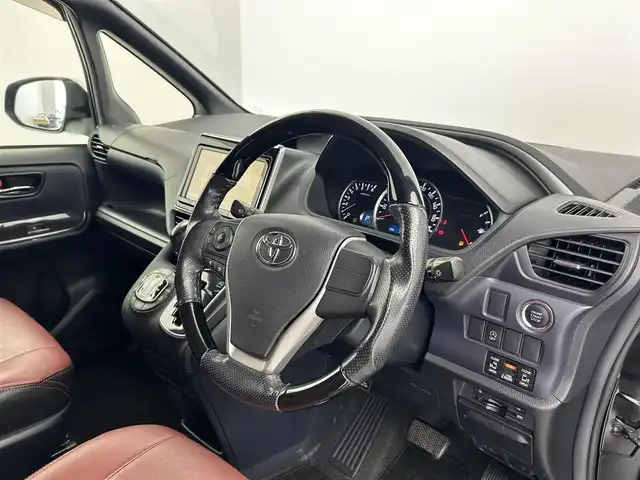 トヨタ ヴォクシー ZS 煌 愛知県 2015(平27)年 6万km ブラック トヨタセーフティセンス/　　・プリクラッシュセーフティ/　　・レーンディバーチャーアラート/　　・オートマチックハイビーム/純正9インチナビ/　　CD/DVD/BT/フルセグ/バックカメラ/ビルトインETC/後席フリップダウンモニター/キャプテンシート/両側パワースライドドア/ローダウン/純正LEDヘッドライト/フォグランプ/純正16インチアルミホイール