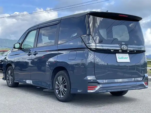 トヨタ ヴォクシー S－G 佐賀県 2022(令4)年 1.4万km マッシブグレー 純正10.5型ディスプレイオーディオ/・AM/FM/CD/DVD/フルセグ/BT//・Appple Car Play/Android Auto//・パノラミックビューモニター/・TVキャンセラー/純正フリップダウダウン14インチ有機ELモニター/両側パワースライドドア/アダプティブLEDヘッドライト/純正フロアマット/USB入力端子/シートヒーター「運転席/助手席」/スマートキー/純正16インチアルミホイール/新車保証書/取扱説明書/スペアキー1本/トヨタセーフティーセンス/・プリクラッシュセーフティー/・レーダークルーズコントロール（全車速追従機能付き）/・レーントレーシングアシスト/・レーンディパーチャーアラート/・プロアクティブドライビングアシスト/・発進遅れ告知機能/・インテリジェントクリアランスソナー/・パーキングサポートブレーキ