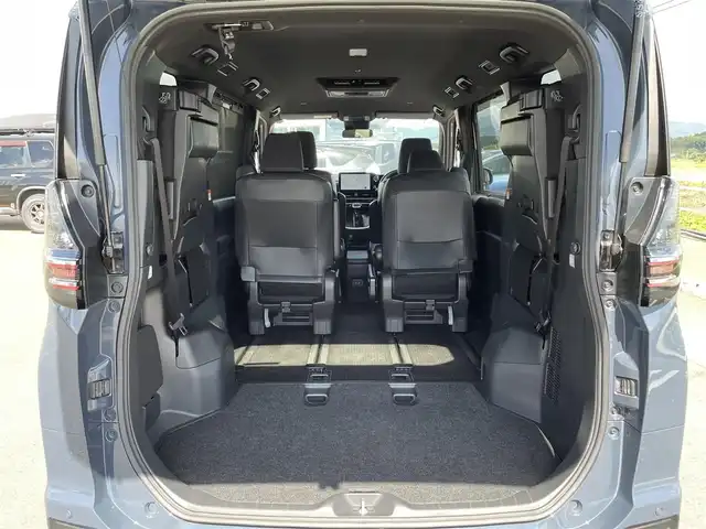 トヨタ ヴォクシー S－G 佐賀県 2022(令4)年 1.4万km マッシブグレー 純正10.5型ディスプレイオーディオ/・AM/FM/CD/DVD/フルセグ/BT//・Appple Car Play/Android Auto//・パノラミックビューモニター/・TVキャンセラー/純正フリップダウダウン14インチ有機ELモニター/両側パワースライドドア/アダプティブLEDヘッドライト/純正フロアマット/USB入力端子/シートヒーター「運転席/助手席」/スマートキー/純正16インチアルミホイール/新車保証書/取扱説明書/スペアキー1本/トヨタセーフティーセンス/・プリクラッシュセーフティー/・レーダークルーズコントロール（全車速追従機能付き）/・レーントレーシングアシスト/・レーンディパーチャーアラート/・プロアクティブドライビングアシスト/・発進遅れ告知機能/・インテリジェントクリアランスソナー/・パーキングサポートブレーキ