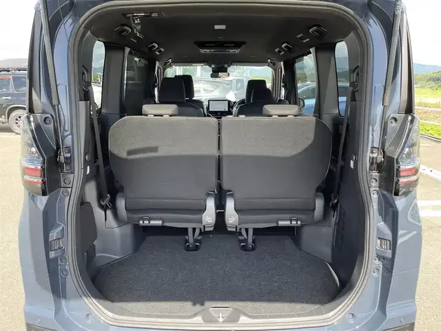 トヨタ ヴォクシー S－G 佐賀県 2022(令4)年 1.4万km マッシブグレー 純正10.5型ディスプレイオーディオ/・AM/FM/CD/DVD/フルセグ/BT//・Appple Car Play/Android Auto//・パノラミックビューモニター/・TVキャンセラー/純正フリップダウダウン14インチ有機ELモニター/両側パワースライドドア/アダプティブLEDヘッドライト/純正フロアマット/USB入力端子/シートヒーター「運転席/助手席」/スマートキー/純正16インチアルミホイール/新車保証書/取扱説明書/スペアキー1本/トヨタセーフティーセンス/・プリクラッシュセーフティー/・レーダークルーズコントロール（全車速追従機能付き）/・レーントレーシングアシスト/・レーンディパーチャーアラート/・プロアクティブドライビングアシスト/・発進遅れ告知機能/・インテリジェントクリアランスソナー/・パーキングサポートブレーキ