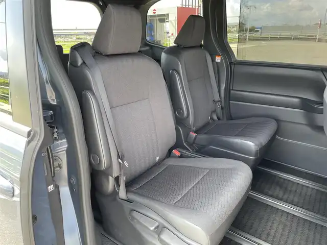 トヨタ ヴォクシー S－G 佐賀県 2022(令4)年 1.4万km マッシブグレー 純正10.5型ディスプレイオーディオ/・AM/FM/CD/DVD/フルセグ/BT//・Appple Car Play/Android Auto//・パノラミックビューモニター/・TVキャンセラー/純正フリップダウダウン14インチ有機ELモニター/両側パワースライドドア/アダプティブLEDヘッドライト/純正フロアマット/USB入力端子/シートヒーター「運転席/助手席」/スマートキー/純正16インチアルミホイール/新車保証書/取扱説明書/スペアキー1本/トヨタセーフティーセンス/・プリクラッシュセーフティー/・レーダークルーズコントロール（全車速追従機能付き）/・レーントレーシングアシスト/・レーンディパーチャーアラート/・プロアクティブドライビングアシスト/・発進遅れ告知機能/・インテリジェントクリアランスソナー/・パーキングサポートブレーキ