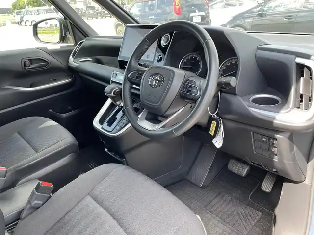 トヨタ ヴォクシー S－G 佐賀県 2022(令4)年 1.4万km マッシブグレー 純正10.5型ディスプレイオーディオ/・AM/FM/CD/DVD/フルセグ/BT//・Appple Car Play/Android Auto//・パノラミックビューモニター/・TVキャンセラー/純正フリップダウダウン14インチ有機ELモニター/両側パワースライドドア/アダプティブLEDヘッドライト/純正フロアマット/USB入力端子/シートヒーター「運転席/助手席」/スマートキー/純正16インチアルミホイール/新車保証書/取扱説明書/スペアキー1本/トヨタセーフティーセンス/・プリクラッシュセーフティー/・レーダークルーズコントロール（全車速追従機能付き）/・レーントレーシングアシスト/・レーンディパーチャーアラート/・プロアクティブドライビングアシスト/・発進遅れ告知機能/・インテリジェントクリアランスソナー/・パーキングサポートブレーキ