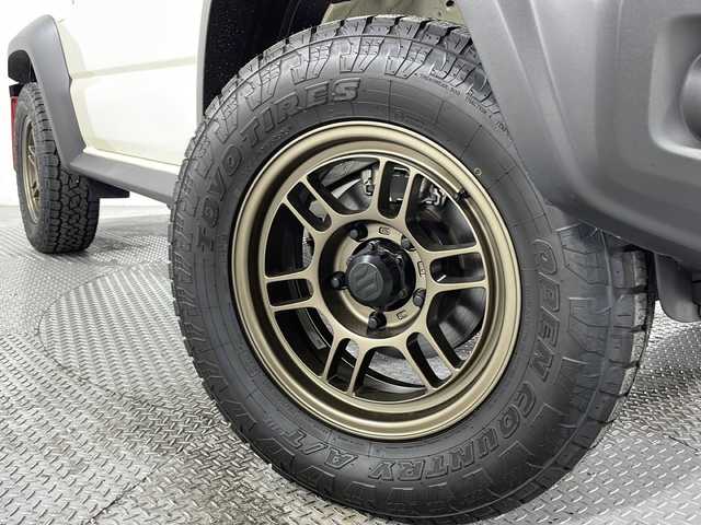 スズキ ジムニー シエラ JC 広島県 2025(令7)年 0.2万km シフォンアイボリーメタリックブラック2トーンルーフ 社外ディスプレイオーディオ（AppleCarPlay/AndroidAuto）/バックカメラ/シートヒーター/トランスファーレバー/ヒルディセントコントロール/デュアルセンサーブレーキサポート/車線逸脱警報/オートハイビーム/パーキングソナー/クルーズコントロール/LEDヘッドランプ/ETC/ドライブレコーダー