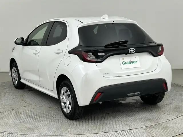 トヨタ ヤリス X 道央・札幌 2023(令5)年 1.3万km プラチナホワイトパールマイカ ・４WD/・寒冷地仕様/・純正ディスプレイオーディオ/　ナビ/BT/USB/miracast/・バックカメラ/・ETC/・トヨタセーフティセンス/・プリクラッシュセーフティ/・レーダークルーズコントロール/・レーントレーシングアシスト/・ロードサインアシスト/・クリアランスソナー/・オートハイビーム/・プッシュスタート/・スマートキー/・フロアマット