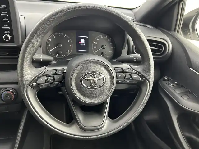 トヨタ ヤリス X 道央・札幌 2023(令5)年 1.3万km プラチナホワイトパールマイカ ・４WD/・寒冷地仕様/・純正ディスプレイオーディオ/　ナビ/BT/USB/miracast/・バックカメラ/・ETC/・トヨタセーフティセンス/・プリクラッシュセーフティ/・レーダークルーズコントロール/・レーントレーシングアシスト/・ロードサインアシスト/・クリアランスソナー/・オートハイビーム/・プッシュスタート/・スマートキー/・フロアマット