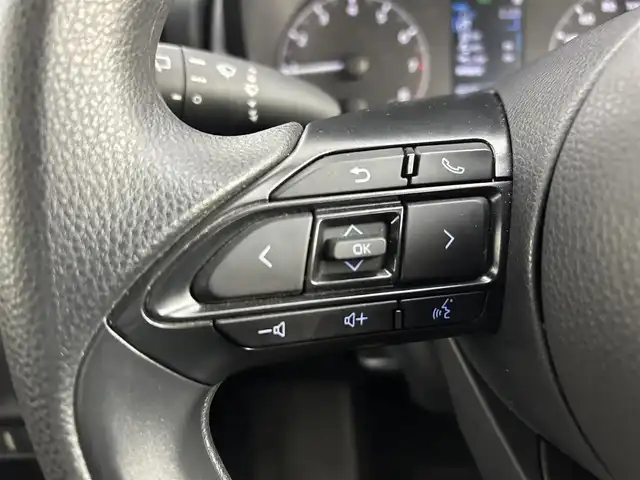 トヨタ ヤリス X 道央・札幌 2023(令5)年 1.3万km プラチナホワイトパールマイカ ・４WD/・寒冷地仕様/・純正ディスプレイオーディオ/　ナビ/BT/USB/miracast/・バックカメラ/・ETC/・トヨタセーフティセンス/・プリクラッシュセーフティ/・レーダークルーズコントロール/・レーントレーシングアシスト/・ロードサインアシスト/・クリアランスソナー/・オートハイビーム/・プッシュスタート/・スマートキー/・フロアマット