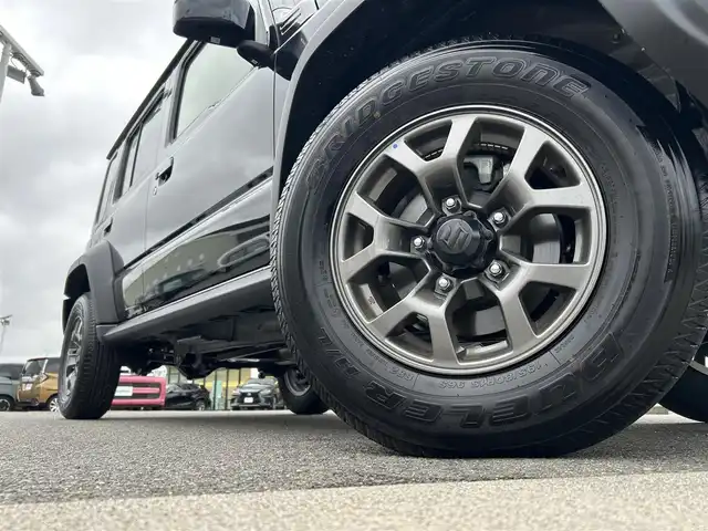 スズキ ジムニー ノマド FC 愛媛県 2025(令7)年 0.3万km 黒 登録時走行距離:2251km/社外オーディオ/AM/FM/Bluetooth/Apple car play/4WD/Bカメラ/追従クルコン/レーンキープアシスト/衝突軽減システム/横滑り防止装置/LEDヘッドライト/オートライト/エンジンスタートボタン/スマートキー/シートヒーター/純正アルミホイール/純正フロアマット
