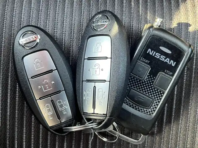 日産 セレナ e－パワー ハイウェイスター V 奈良県 2020(令2)年 6.7万km ダークメタルグレー 純正SDナビ　/フルセグ　/DVD　/Bluetooth　/USB/AUX入力　/全方位カメラ　/ETC　/フリップダウンモニター/前後ドライブレコーダー　/デジタルインナーミラー/追従型クルーズコントロール　/両側パワースライドドア　/ステアリングヒーター/前席シートヒーター　/純正フロアマット/純正アルミホイール/衝突被害軽減ブレーキ/横滑り防止装置/車線逸脱警報/オートLEDライト/W+サイド+カーテンエアバッグ/スペアキー1本