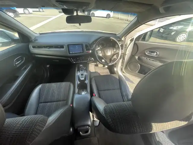 ホンダ ヴェゼル ハイブリッド X Lパッケージ 岡山県 2014(平26)年 11.3万km ホワイトオーキッドパール (株)IDOMが運営する【じしゃロン岡山店】の自社ローン専用車両になります。こちらは現金またはオートローンご利用時の価格です。自社ローンご希望の方は別途その旨お申付け下さい/純正8インチナビ/Bluetooth/バックカメラ/LEDヘッドライト/ハーフレザーシート/純正17インチAW/クルコン