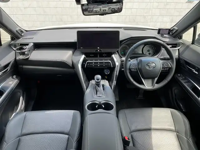 トヨタ ハリアー ハイブリッド Z レザーパッケージ 愛知県 2021(令3)年 3.1万km ホワイトパールクリスタルシャイン ・ワンオーナー/・純正JBLサウンドディスプレイオーディオ（ナビ有り）/・フルセグTV/・調光式パノラマルーフ/・Bluetooth/USB/AUX接続/・全方位カメラ/・コーナーセンサー/・純正デジタルインナーミラー（後方撮影内蔵）/・本革シート/・パワーシート（D/N）/・シートヒーター（D/N）/・シートベンチレーション（D/N）/・電動チルト&テレスコピック/・純正19インチアルミホイール/・パワーバックドア/・ステアリングヒーター/・充電用USBポート/・アダプティブクルーズコントロール/・純正LEDヘッドライト/・オートマチックハイビーム/・ヘッドアップディスプレイ/・衝突軽減ブレーキ/・レーンキープアシスト/・ブラインドスポットモニター/・セルスターレーダー探知機/・純正ラゲッジマット
