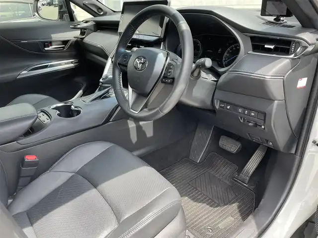 トヨタ ハリアー ハイブリッド Z レザーパッケージ 愛知県 2021(令3)年 3.1万km ホワイトパールクリスタルシャイン ・ワンオーナー/・純正JBLサウンドディスプレイオーディオ（ナビ有り）/・フルセグTV/・調光式パノラマルーフ/・Bluetooth/USB/AUX接続/・全方位カメラ/・コーナーセンサー/・純正デジタルインナーミラー（後方撮影内蔵）/・本革シート/・パワーシート（D/N）/・シートヒーター（D/N）/・シートベンチレーション（D/N）/・電動チルト&テレスコピック/・純正19インチアルミホイール/・パワーバックドア/・ステアリングヒーター/・充電用USBポート/・アダプティブクルーズコントロール/・純正LEDヘッドライト/・オートマチックハイビーム/・ヘッドアップディスプレイ/・衝突軽減ブレーキ/・レーンキープアシスト/・ブラインドスポットモニター/・セルスターレーダー探知機/・純正ラゲッジマット