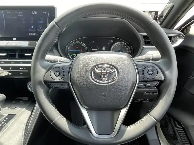 トヨタ ハリアー ハイブリッド Z レザーパッケージ 愛知県 2021(令3)年 3.1万km ホワイトパールクリスタルシャイン ・ワンオーナー/・純正JBLサウンドディスプレイオーディオ（ナビ有り）/・フルセグTV/・調光式パノラマルーフ/・Bluetooth/USB/AUX接続/・全方位カメラ/・コーナーセンサー/・純正デジタルインナーミラー（後方撮影内蔵）/・本革シート/・パワーシート（D/N）/・シートヒーター（D/N）/・シートベンチレーション（D/N）/・電動チルト&テレスコピック/・純正19インチアルミホイール/・パワーバックドア/・ステアリングヒーター/・充電用USBポート/・アダプティブクルーズコントロール/・純正LEDヘッドライト/・オートマチックハイビーム/・ヘッドアップディスプレイ/・衝突軽減ブレーキ/・レーンキープアシスト/・ブラインドスポットモニター/・セルスターレーダー探知機/・純正ラゲッジマット