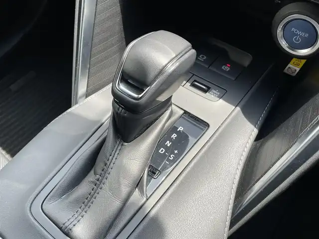 トヨタ ハリアー ハイブリッド Z レザーパッケージ 愛知県 2021(令3)年 3.1万km ホワイトパールクリスタルシャイン ・ワンオーナー/・純正JBLサウンドディスプレイオーディオ（ナビ有り）/・フルセグTV/・調光式パノラマルーフ/・Bluetooth/USB/AUX接続/・全方位カメラ/・コーナーセンサー/・純正デジタルインナーミラー（後方撮影内蔵）/・本革シート/・パワーシート（D/N）/・シートヒーター（D/N）/・シートベンチレーション（D/N）/・電動チルト&テレスコピック/・純正19インチアルミホイール/・パワーバックドア/・ステアリングヒーター/・充電用USBポート/・アダプティブクルーズコントロール/・純正LEDヘッドライト/・オートマチックハイビーム/・ヘッドアップディスプレイ/・衝突軽減ブレーキ/・レーンキープアシスト/・ブラインドスポットモニター/・セルスターレーダー探知機/・純正ラゲッジマット