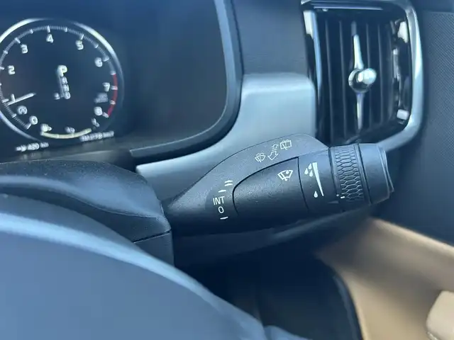 ボルボ Ｖ９０ T5 モメンタム 滋賀県 2018(平30)年 4.2万km オニキスブラックP レザーシート／タン/シートヒーター/純正ナビ/フルセグテレビ/３６０°カメラ/パーキングアシスト/パワーバックドア/LEDヘッドライト/ACC/LKA/BUS/ETC