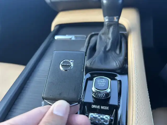 ボルボ Ｖ９０ T5 モメンタム 滋賀県 2018(平30)年 4.2万km オニキスブラックP レザーシート／タン/シートヒーター/純正ナビ/フルセグテレビ/３６０°カメラ/パーキングアシスト/パワーバックドア/LEDヘッドライト/ACC/LKA/BUS/ETC