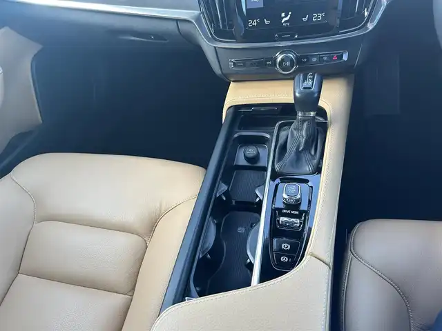 ボルボ Ｖ９０ T5 モメンタム 滋賀県 2018(平30)年 4.2万km オニキスブラックP レザーシート／タン/シートヒーター/純正ナビ/フルセグテレビ/３６０°カメラ/パーキングアシスト/パワーバックドア/LEDヘッドライト/ACC/LKA/BUS/ETC