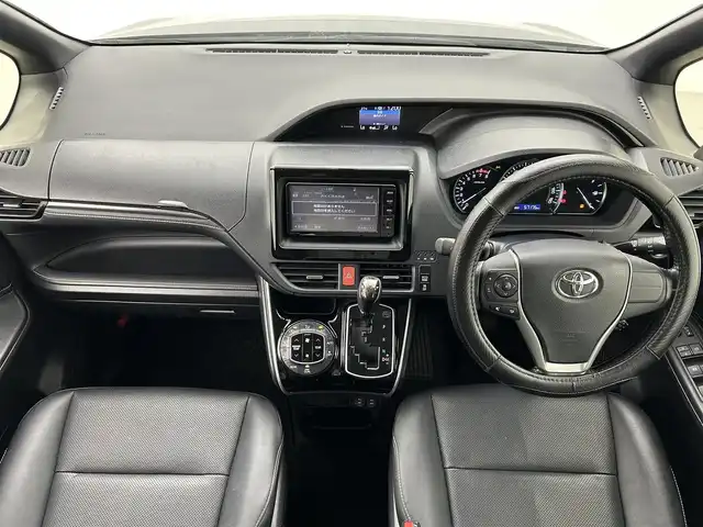 トヨタ エスクァイア Gi 熊本県 2015(平27)年 5.8万km スパークリングブラックパールクリスタルシャイン 純正ナビ（ＣＤ・ＤＶＤ・フルセグ・ＢＴ・ＳＤ）/バックカメラ　/両側パワースライドドア　/前席シートヒーター　/クルーズコントロール　/衝突軽減ブレーキ/横滑り防止/アイドリングストップ　/純正フロアマット/社外１７インチAW/オートライト　/ＬＥＤヘッドライト/オートマチックハイビーム/フォグライト/スマートキー/プッシュスタート