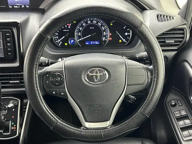 トヨタ エスクァイア Gi 熊本県 2015(平27)年 5.8万km スパークリングブラックパールクリスタルシャイン 純正ナビ（ＣＤ・ＤＶＤ・フルセグ・ＢＴ・ＳＤ）/バックカメラ　/両側パワースライドドア　/前席シートヒーター　/クルーズコントロール　/衝突軽減ブレーキ/横滑り防止/アイドリングストップ　/純正フロアマット/社外１７インチAW/オートライト　/ＬＥＤヘッドライト/オートマチックハイビーム/フォグライト/スマートキー/プッシュスタート