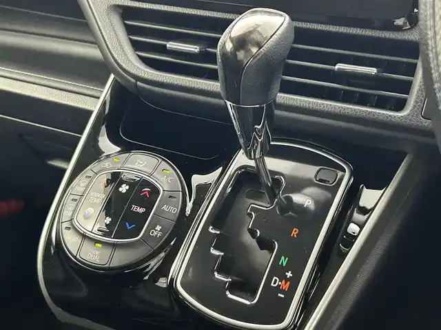 トヨタ エスクァイア Gi 熊本県 2015(平27)年 5.8万km スパークリングブラックパールクリスタルシャイン 純正ナビ（ＣＤ・ＤＶＤ・フルセグ・ＢＴ・ＳＤ）/バックカメラ　/両側パワースライドドア　/前席シートヒーター　/クルーズコントロール　/衝突軽減ブレーキ/横滑り防止/アイドリングストップ　/純正フロアマット/社外１７インチAW/オートライト　/ＬＥＤヘッドライト/オートマチックハイビーム/フォグライト/スマートキー/プッシュスタート