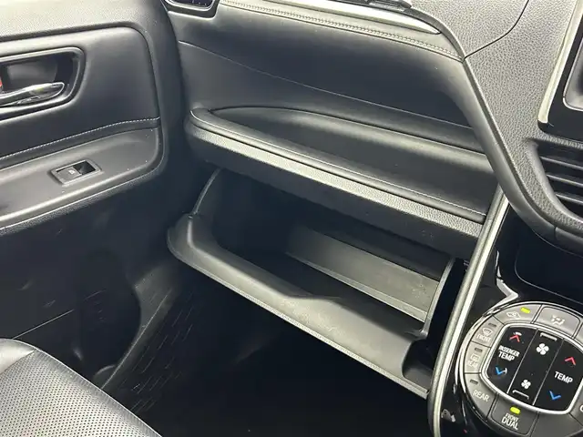 トヨタ エスクァイア Gi 熊本県 2015(平27)年 5.8万km スパークリングブラックパールクリスタルシャイン 純正ナビ（ＣＤ・ＤＶＤ・フルセグ・ＢＴ・ＳＤ）/バックカメラ　/両側パワースライドドア　/前席シートヒーター　/クルーズコントロール　/衝突軽減ブレーキ/横滑り防止/アイドリングストップ　/純正フロアマット/社外１７インチAW/オートライト　/ＬＥＤヘッドライト/オートマチックハイビーム/フォグライト/スマートキー/プッシュスタート