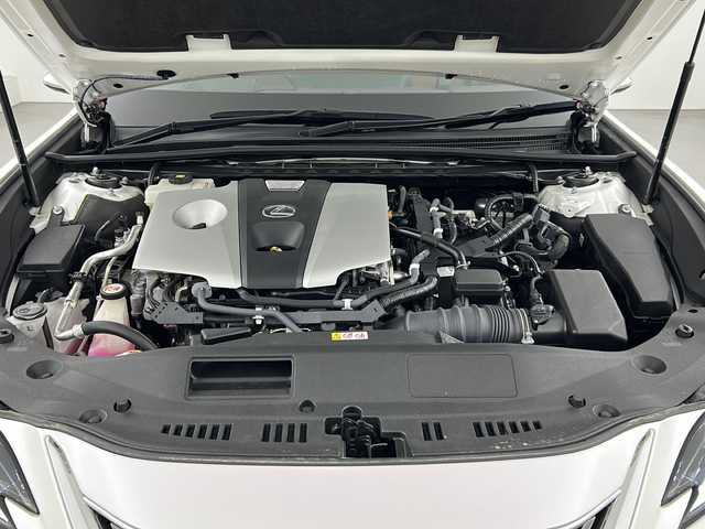 レクサス ＥＳ 300h バージョンL 大阪府 2019(令1)年 1.8万km ソニッククォーツ 禁煙車/純正12.3インチナビ/（CD/DVD/Bluetooth/フルセグTV/SD）/ムーンルーフ/デジタルアウターミラー/ＴＲＤフルエアロ/AC100V電源/レクサスセーフティセンス/・プリクラッシュセーフティ/・レーンキープアシスト/・オートマチックハイビーム/・レーダークルーズコントロール/ブラインドスポットモニター/ヘッドアップディスプレイ/ＥＴＣ２．０/純正ドライブレコーダー/本革シート/パワーシート/シートベンチレーション/ステアリングヒーター/メモリシート/純正アルミホイール/純正フロアマット/3眼式LED ヘッドライト