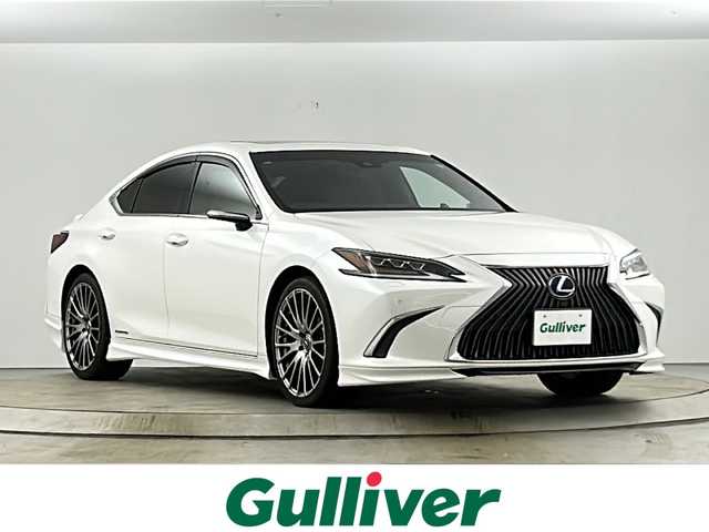 レクサス ＥＳ 300h バージョンL 大阪府 2019(令1)年 1.8万km ソニッククォーツ 禁煙車/純正12.3インチナビ/（CD/DVD/Bluetooth/フルセグTV/SD）/ムーンルーフ/デジタルアウターミラー/ＴＲＤフルエアロ/AC100V電源/レクサスセーフティセンス/・プリクラッシュセーフティ/・レーンキープアシスト/・オートマチックハイビーム/・レーダークルーズコントロール/ブラインドスポットモニター/ヘッドアップディスプレイ/ＥＴＣ２．０/純正ドライブレコーダー/本革シート/パワーシート/シートベンチレーション/ステアリングヒーター/メモリシート/純正アルミホイール/純正フロアマット/3眼式LED ヘッドライト