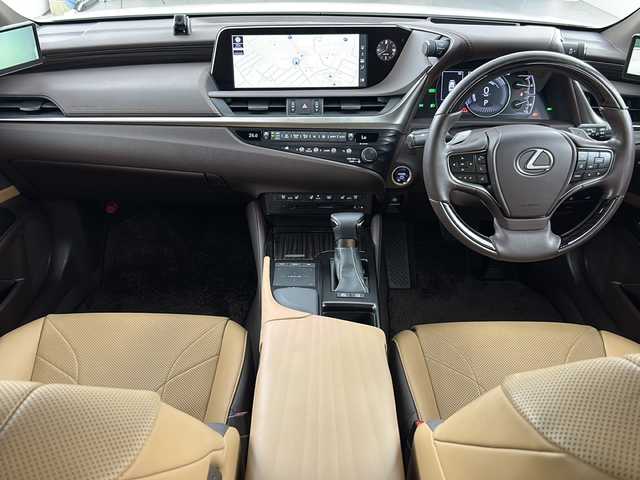 レクサス ＥＳ 300h バージョンL 大阪府 2019(令1)年 1.8万km ソニッククォーツ 禁煙車/純正12.3インチナビ/（CD/DVD/Bluetooth/フルセグTV/SD）/ムーンルーフ/デジタルアウターミラー/ＴＲＤフルエアロ/AC100V電源/レクサスセーフティセンス/・プリクラッシュセーフティ/・レーンキープアシスト/・オートマチックハイビーム/・レーダークルーズコントロール/ブラインドスポットモニター/ヘッドアップディスプレイ/ＥＴＣ２．０/純正ドライブレコーダー/本革シート/パワーシート/シートベンチレーション/ステアリングヒーター/メモリシート/純正アルミホイール/純正フロアマット/3眼式LED ヘッドライト