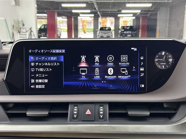 レクサス ＥＳ 300h バージョンL 大阪府 2019(令1)年 1.8万km ソニッククォーツ 禁煙車/純正12.3インチナビ/（CD/DVD/Bluetooth/フルセグTV/SD）/ムーンルーフ/デジタルアウターミラー/ＴＲＤフルエアロ/AC100V電源/レクサスセーフティセンス/・プリクラッシュセーフティ/・レーンキープアシスト/・オートマチックハイビーム/・レーダークルーズコントロール/ブラインドスポットモニター/ヘッドアップディスプレイ/ＥＴＣ２．０/純正ドライブレコーダー/本革シート/パワーシート/シートベンチレーション/ステアリングヒーター/メモリシート/純正アルミホイール/純正フロアマット/3眼式LED ヘッドライト