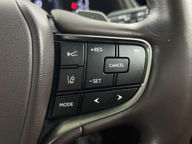 レクサス ＥＳ 300h バージョンL 大阪府 2019(令1)年 1.8万km ソニッククォーツ 禁煙車/純正12.3インチナビ/（CD/DVD/Bluetooth/フルセグTV/SD）/ムーンルーフ/デジタルアウターミラー/ＴＲＤフルエアロ/AC100V電源/レクサスセーフティセンス/・プリクラッシュセーフティ/・レーンキープアシスト/・オートマチックハイビーム/・レーダークルーズコントロール/ブラインドスポットモニター/ヘッドアップディスプレイ/ＥＴＣ２．０/純正ドライブレコーダー/本革シート/パワーシート/シートベンチレーション/ステアリングヒーター/メモリシート/純正アルミホイール/純正フロアマット/3眼式LED ヘッドライト