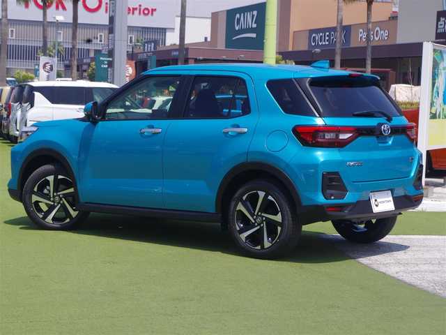 トヨタ ライズ Z 千葉県 2025(令7)年 0.1万km未満 ターコイズブルーマイカメタリック HEV Z　ディスプレイオーディオパッケーシ（97900）/スマートアシストIII/レーダークルーズコントロール/エコアイドル/スマートペダル/ディスプレイオーディオ/純正地デジTV/【Apple CarPlay　Android Auto対応】/【Bluetooth接続】/バックカメラ/前席シートヒーター/革巻きステアリング/ステアリングスイッチ/LEDヘッドライト/フォグライト/ウインカーミラー/コーナーセンサー/純正17インチアルミホイル/サイド/カーテンエアバッグ/キーフリーシステム