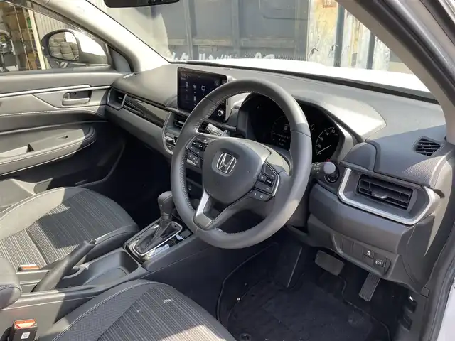 ホンダ ＷＲ－Ｖ Z+ 滋賀県 2024(令6)年 0.3万km プラチナホワイトパール 禁煙車/純正9型ナビ/（BT/フルセグTV/AppleCarplay）/ホンダセンシング/・衝突軽減ブレーキ（CMBS）/・先行車発進お知らせ機能/・歩行者事故低減ステアリング/・路外逸脱抑制機能/・標識認識機能/・アダプティブクルーズコントロール（ACC）/・車線維持支援システム（LKAS）/・誤発進抑制機能/・後方誤発進抑制機能/・近距離衝突軽減ブレーキ/・急アクセル抑制機能/・パーキングセンサーシステム/・オートハイビーム/バックカメラ/ETC/前後ドライブレコーダー/ハーフレザーシート/パドルシフト/ステアリングスイッチ/LEDヘッドライト/純正フロアマット/純正17インチAW