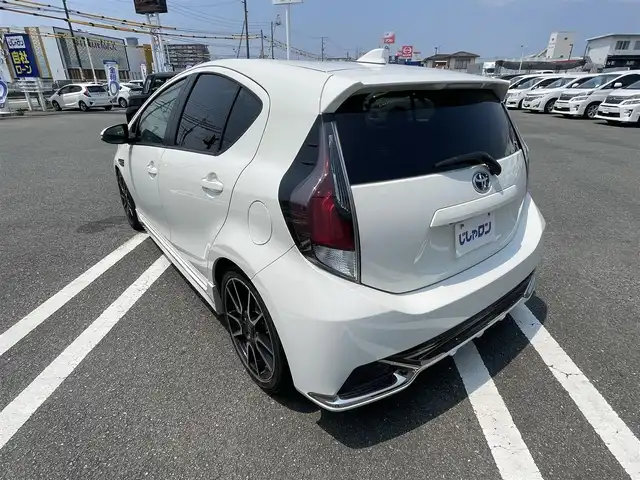 トヨタ アクア G G’s 熊本県 2015(平27)年 10.2万km ライムホワイトパールクリスタルシャイン (株)IDOMが運営する【じしゃロン熊本店】の自社ローン専用車両になります。こちらは現金またはオートローンご利用時の価格です。自社ローンご希望の方は別途その旨お申付け下さい　/社外ナビ（AVIC-ZH007）/バックカメラ/フルセグテレビ/DVD/CD/Bluetooth接続/ETC/ハーフレザーシート/シートヒーター/クルーズコントロール/LEDヘッドライト/オートライト/スマートキー/純正アルミホイール