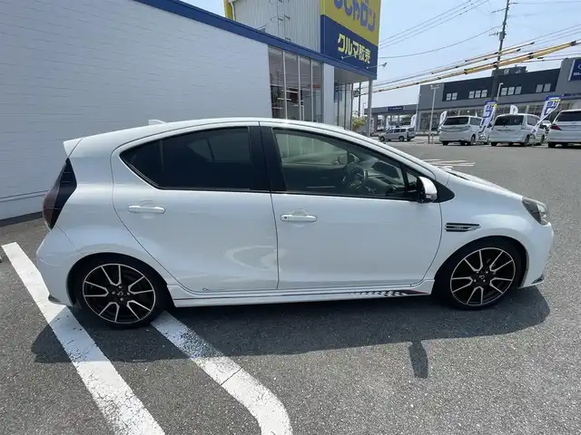 トヨタ アクア G G’s 熊本県 2015(平27)年 10.2万km ライムホワイトパールクリスタルシャイン (株)IDOMが運営する【じしゃロン熊本店】の自社ローン専用車両になります。こちらは現金またはオートローンご利用時の価格です。自社ローンご希望の方は別途その旨お申付け下さい　/社外ナビ（AVIC-ZH007）/バックカメラ/フルセグテレビ/DVD/CD/Bluetooth接続/ETC/ハーフレザーシート/シートヒーター/クルーズコントロール/LEDヘッドライト/オートライト/スマートキー/純正アルミホイール