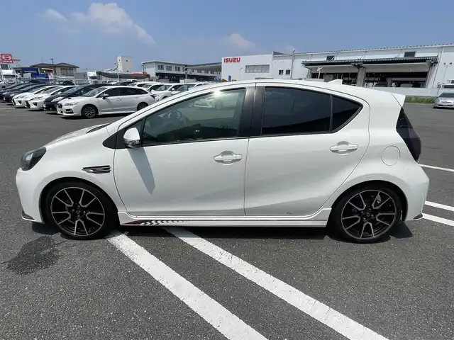 トヨタ アクア G G’s 熊本県 2015(平27)年 10.2万km ライムホワイトパールクリスタルシャイン (株)IDOMが運営する【じしゃロン熊本店】の自社ローン専用車両になります。こちらは現金またはオートローンご利用時の価格です。自社ローンご希望の方は別途その旨お申付け下さい　/社外ナビ（AVIC-ZH007）/バックカメラ/フルセグテレビ/DVD/CD/Bluetooth接続/ETC/ハーフレザーシート/シートヒーター/クルーズコントロール/LEDヘッドライト/オートライト/スマートキー/純正アルミホイール