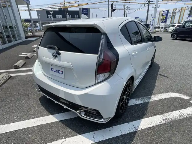 トヨタ アクア G G’s 熊本県 2015(平27)年 10.2万km ライムホワイトパールクリスタルシャイン (株)IDOMが運営する【じしゃロン熊本店】の自社ローン専用車両になります。こちらは現金またはオートローンご利用時の価格です。自社ローンご希望の方は別途その旨お申付け下さい　/社外ナビ（AVIC-ZH007）/バックカメラ/フルセグテレビ/DVD/CD/Bluetooth接続/ETC/ハーフレザーシート/シートヒーター/クルーズコントロール/LEDヘッドライト/オートライト/スマートキー/純正アルミホイール