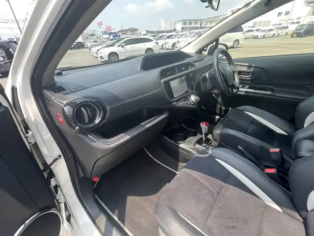 トヨタ アクア G G’s 熊本県 2015(平27)年 10.2万km ライムホワイトパールクリスタルシャイン (株)IDOMが運営する【じしゃロン熊本店】の自社ローン専用車両になります。こちらは現金またはオートローンご利用時の価格です。自社ローンご希望の方は別途その旨お申付け下さい　/社外ナビ（AVIC-ZH007）/バックカメラ/フルセグテレビ/DVD/CD/Bluetooth接続/ETC/ハーフレザーシート/シートヒーター/クルーズコントロール/LEDヘッドライト/オートライト/スマートキー/純正アルミホイール
